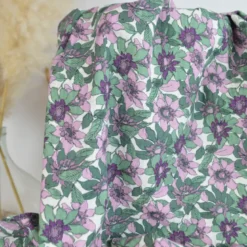Seersucker motif Fleurs prune et vertes fond écru