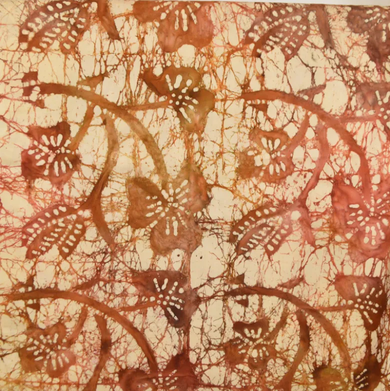 Tissu Batik artisanal "Savana" – fleurs cuivrées sur fond crème