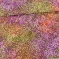 Tissu Batik fond motifs fleuris violet, vert et orange
