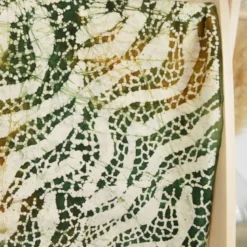 Tissu Batik "Sumatra Leaf" – feuillage graphique vert et ocre