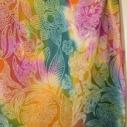 Tissu Batik Viscose “Soleil Levant” – Motif fleuri pointillé multicolore