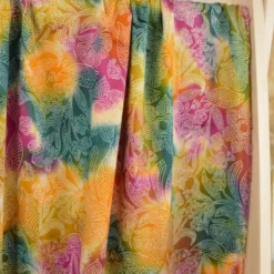 Tissu Batik Viscose “Soleil Levant” – Motif fleuri pointillé multicolore