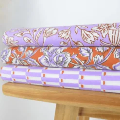 Tissu Block print Gokarna – Motif fleurs fond Lilas