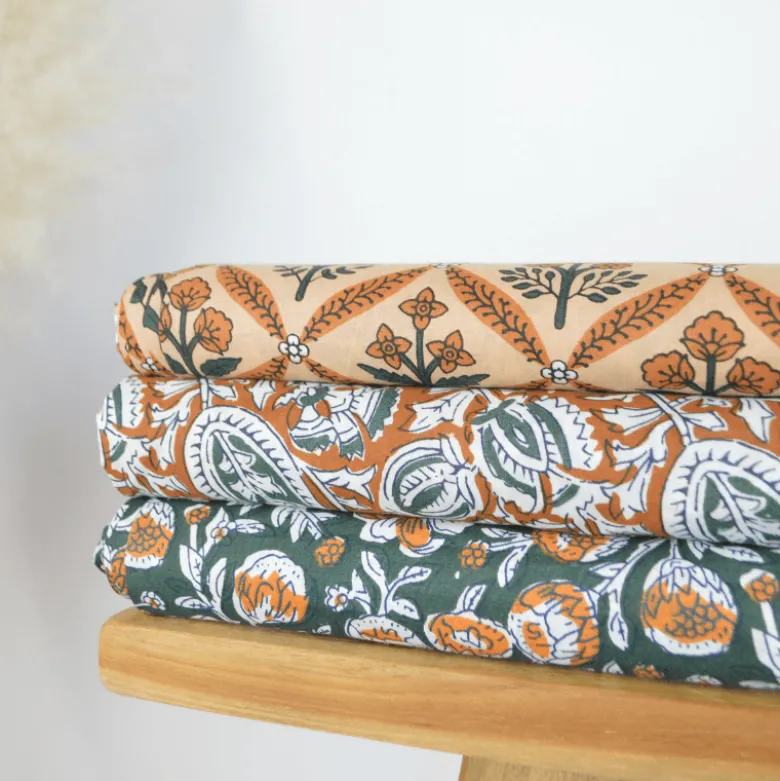 Tissu Block print Indien Mandawa – Motif fleurs fond camel