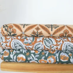 Tissu Block print Indien Mandawa – Motif fleurs fond camel