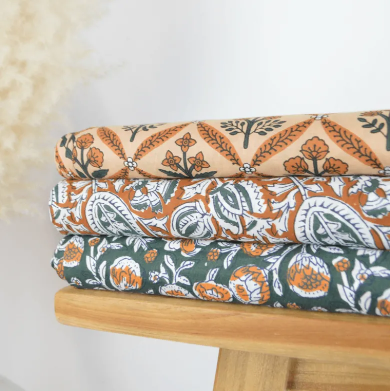 Tissu Block print Indien Mandawa – Motif fleurs fond camel