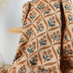 Tissu Block print Indien Mandawa – Motif fleurs fond camel