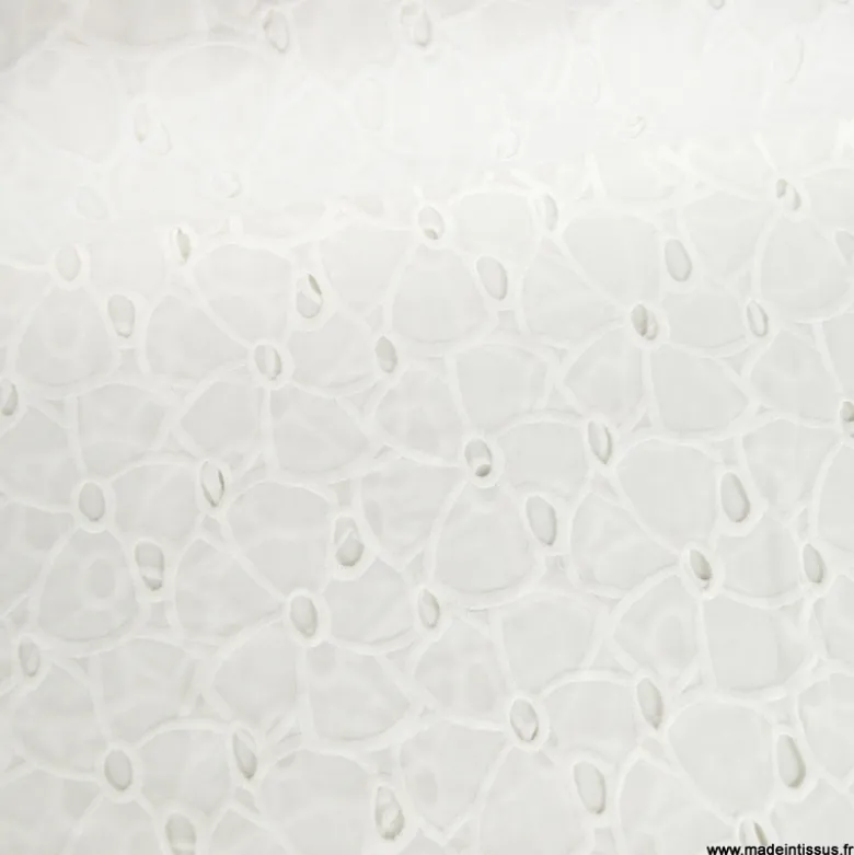 Tissu broderie anglaise blanc cassé – Motif fleurs larges