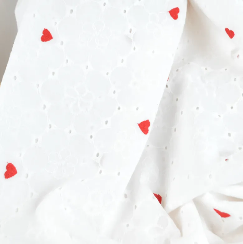 Tissu broderie anglaise brodé coeurs rouges fond blanc