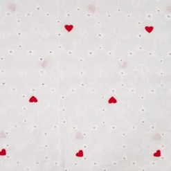 Tissu broderie anglaise brodé coeurs rouges fond blanc