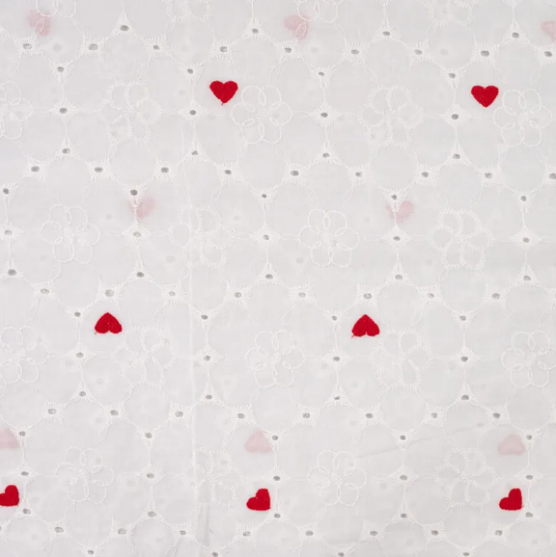 Tissu broderie anglaise brodé coeurs rouges fond blanc
