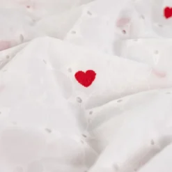 Tissu broderie anglaise brodé coeurs rouges fond blanc