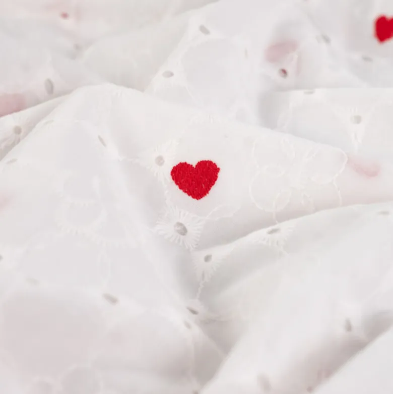 Tissu broderie anglaise brodé coeurs rouges fond blanc