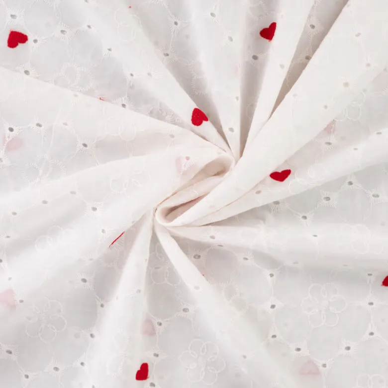 Tissu broderie anglaise brodé coeurs rouges fond blanc