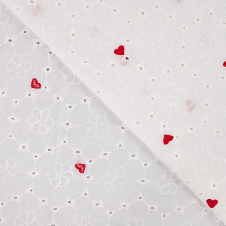 Tissu broderie anglaise brodé coeurs rouges fond blanc