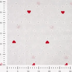 Tissu broderie anglaise brodé coeurs rouges fond blanc