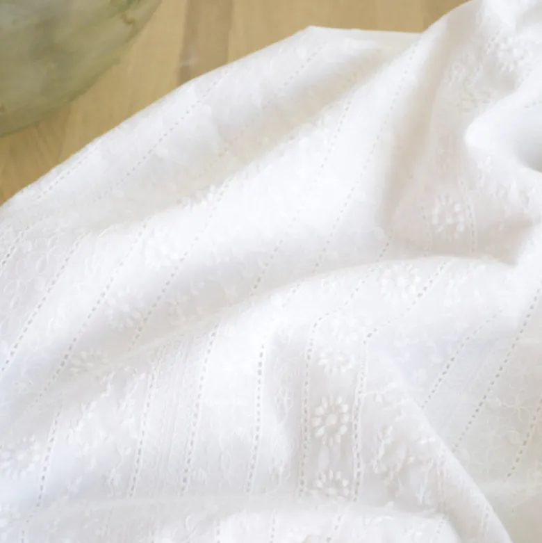 Tissu broderie anglaise festonnée - Enguerrand