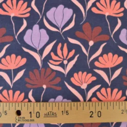 Tissu canva Marjorie type bachette motif fleurs roses fond bleu marine