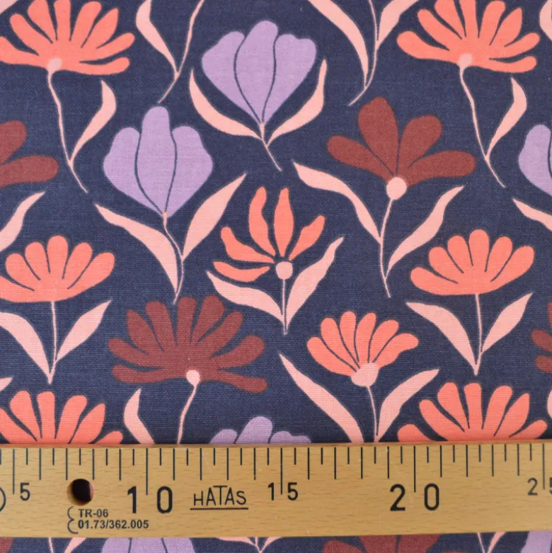 Tissu canva Marjorie type bachette motif fleurs roses fond bleu marine