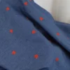 Tissu chambray Jean fin motif coeurs brodés rouges