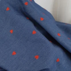 Tissu chambray Jean fin motif coeurs brodés rouges
