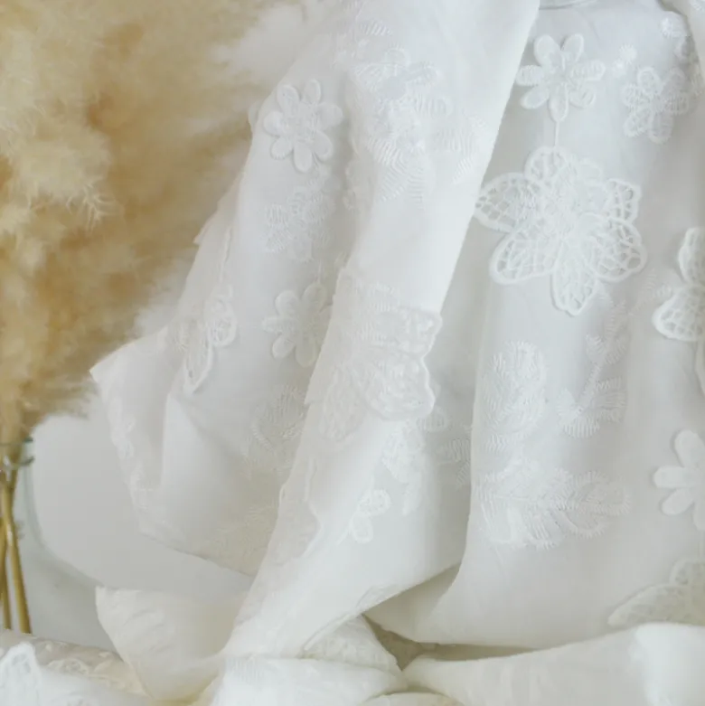 Tissu coton brodé blanc Auréliane motif fleurs