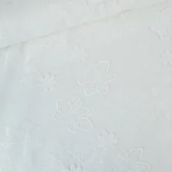 Tissu coton brodé blanc Auréliane motif fleurs
