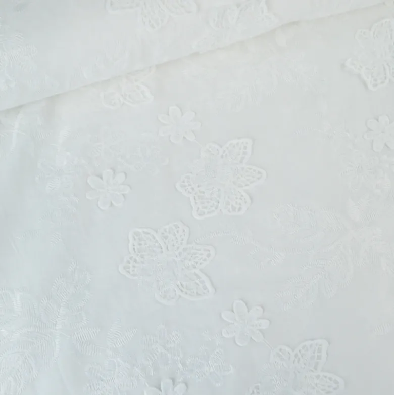 Tissu coton brodé blanc Auréliane motif fleurs