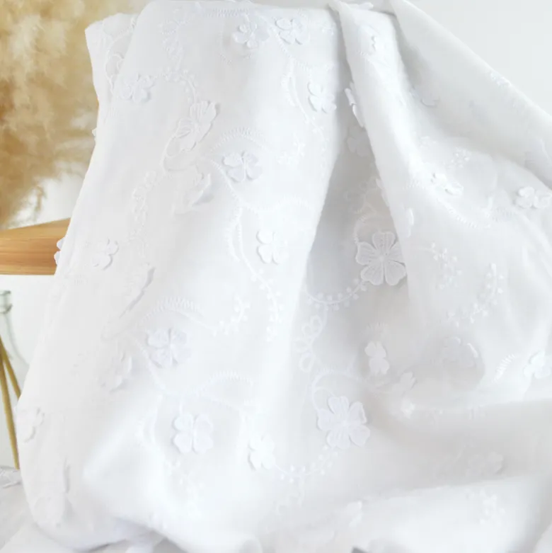 Tissu coton brodé blanc et fleurs en relief - Aïnoha