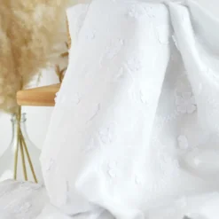 Tissu coton brodé blanc et fleurs en relief - Aïnoha