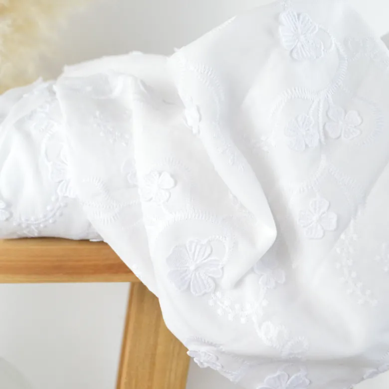 Tissu coton brodé blanc et fleurs en relief - Aïnoha