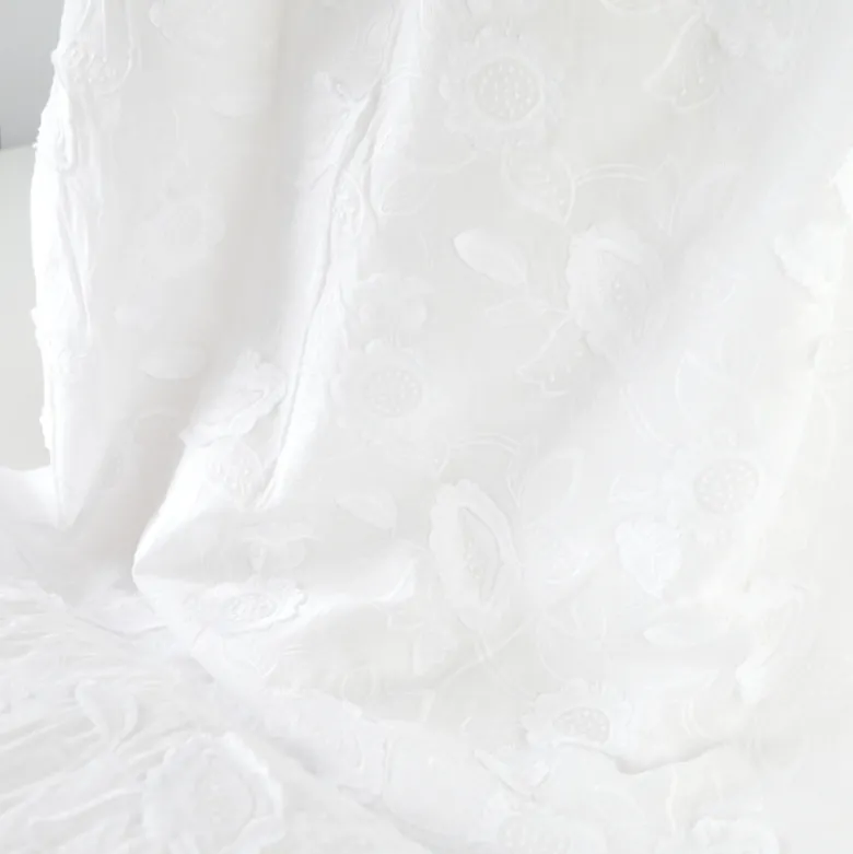 Tissu coton brodé blanc à fleurs frangées