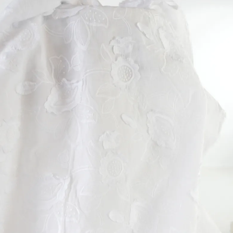 Tissu coton brodé blanc à fleurs frangées