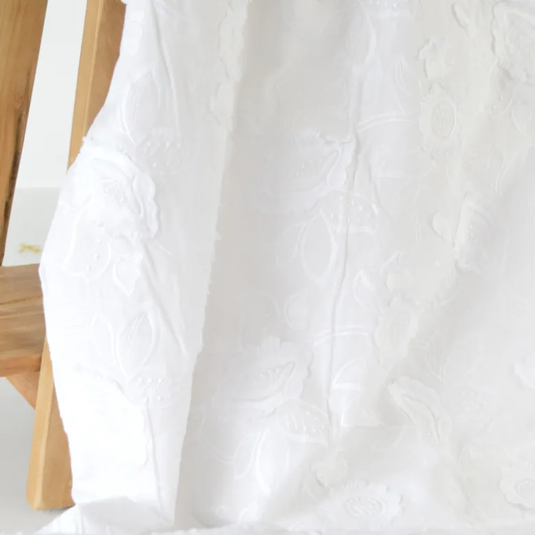 Tissu coton brodé blanc à fleurs frangées