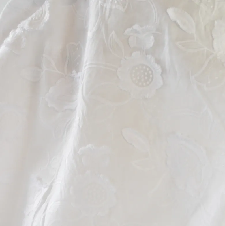 Tissu coton brodé blanc à fleurs frangées