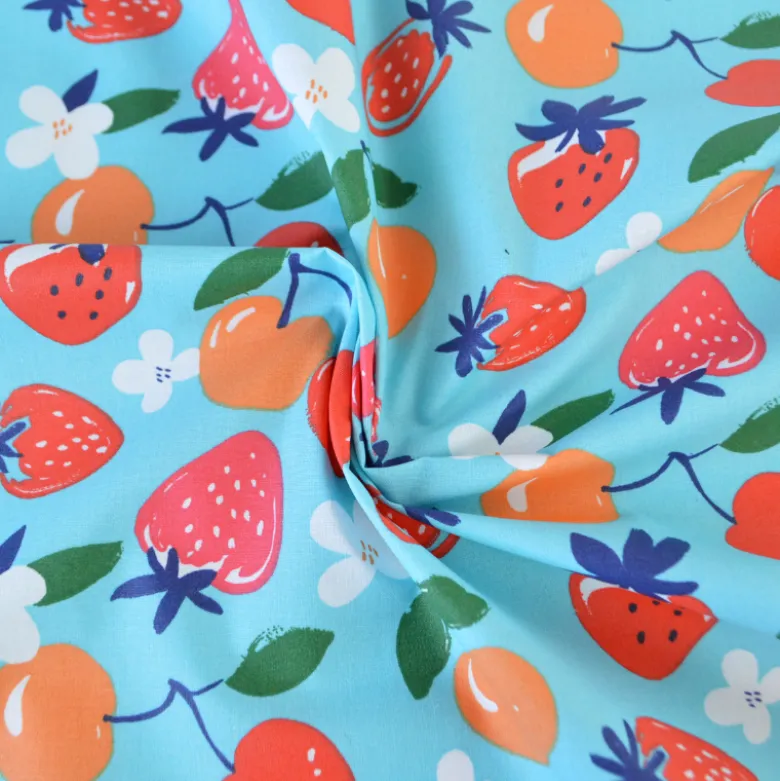 Tissu coton Enduit Cijosee motif fraises et cerises fond bleu