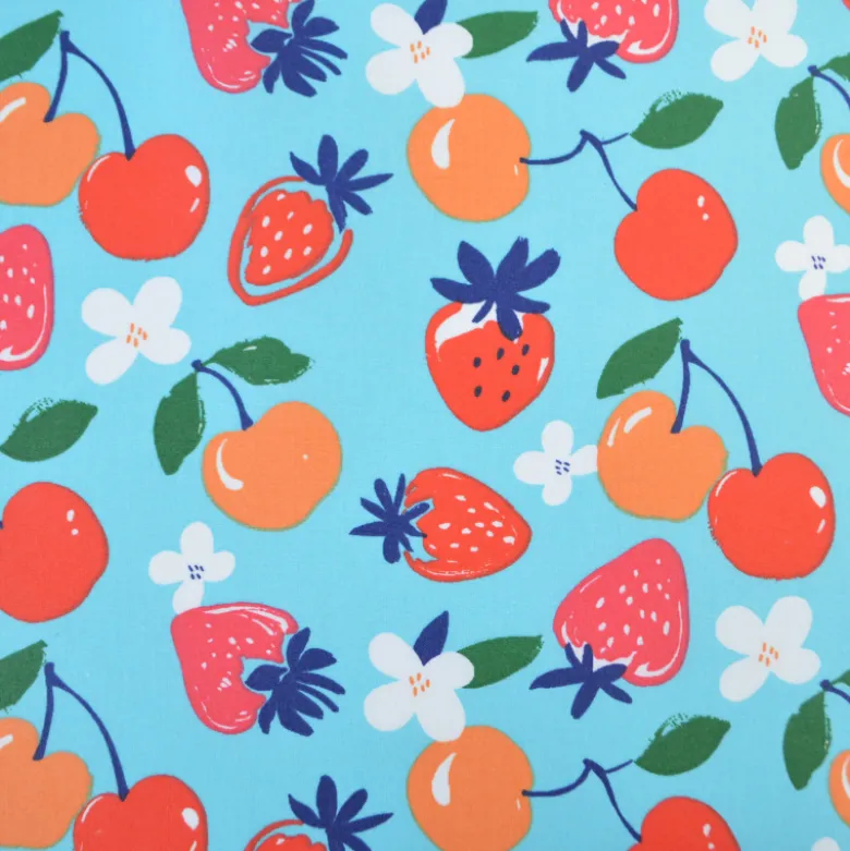 Tissu coton Enduit Cijosee motif fraises et cerises fond bleu
