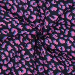 Tissu Coton Enduit Déperlant – Motif Léopard Rose – Fond Bleu Marine