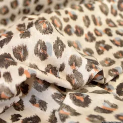 Tissu coton enduit imprimé léopard – Motif tacheté naturel sur fond écru