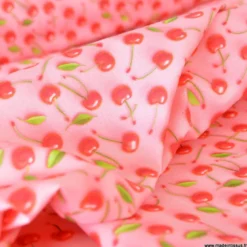 Tissu coton enduit motif cerises 3D – Fond rose pastel