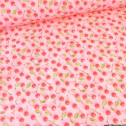 Tissu coton enduit motif cerises 3D – Fond rose pastel