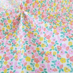 Tissu coton Enduit Thalie motif fleurs roses et jaunes