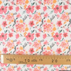 Tissu coton Felis motif fleurs aquarelle roses fond blanc