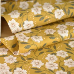 Tissu coton fleuri fond moutarde - RJR fabric - Get out and explore