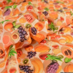 Tissu coton fruits exotiques 3D – Mangue, papaye & agrumes sur fond orange