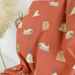 Tissu coton imprimé chiens fond terracotta - OEKO TEX