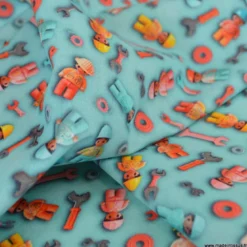 Tissu coton motif esprit Lego mécaniciens – Fond bleu clair
