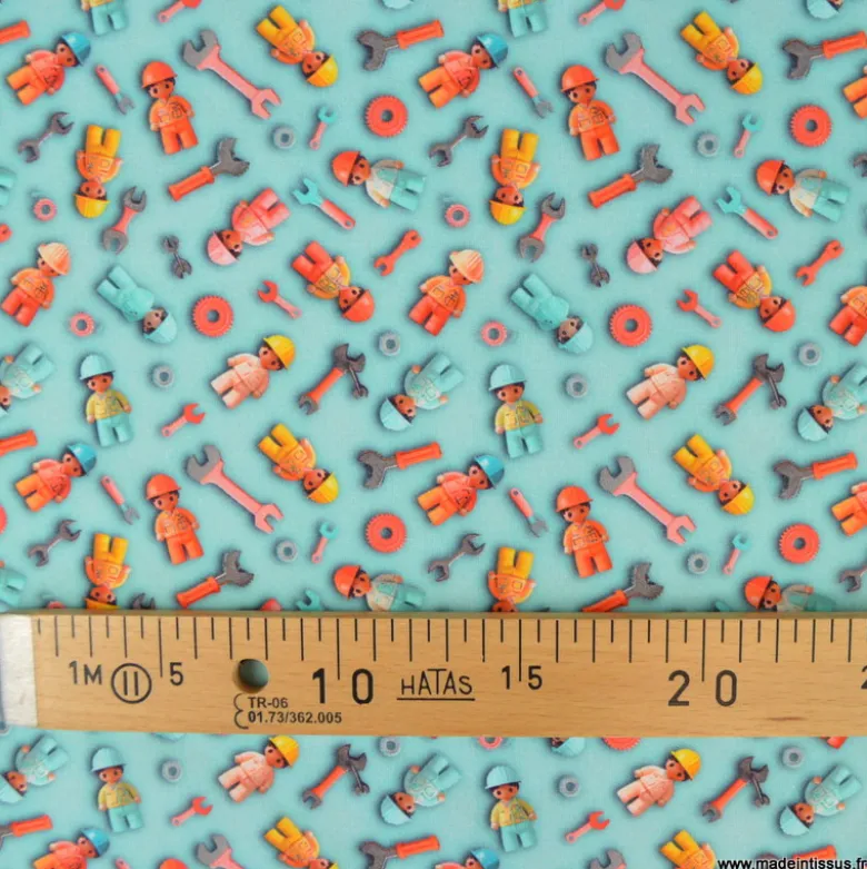 Tissu coton motif esprit Lego mécaniciens – Fond bleu clair