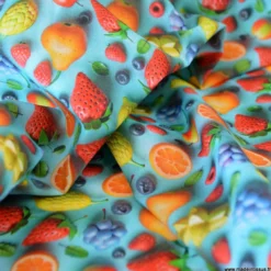 Tissu coton motif fruits 3D – Frais et coloré sur fond bleu