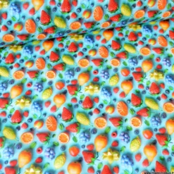 Tissu coton motif fruits 3D – Frais et coloré sur fond bleu